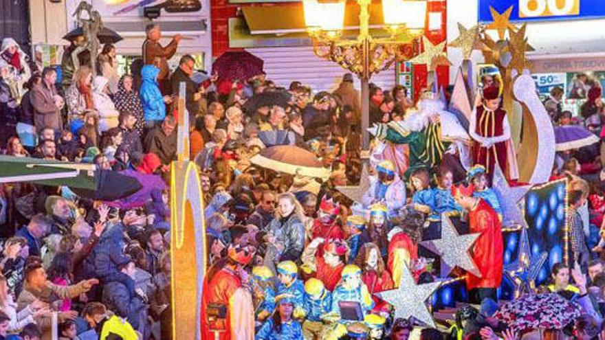 El Ayuntamiento de Torremolinos puso en marcha hace unos días un proceso abierto y participativo para elegir a los ciudadanos que encarnen a los Reyes Magos en la próxima cabalgata de sus Majestades de Oriente. La Delegación de Promoción Cultural y Participación Ciudadana ha elegido la red social Facebook para seleccionar al Rey Gaspar, mientras que el Rey Baltasar será elegido por sorteo. El Rey Melchor será el único escogido por la Junta de Gobierno del Consistorio. La medida quiere ofrecer a todos los torremolinenses «la oportunidad de desempeñar un papel protagonista».