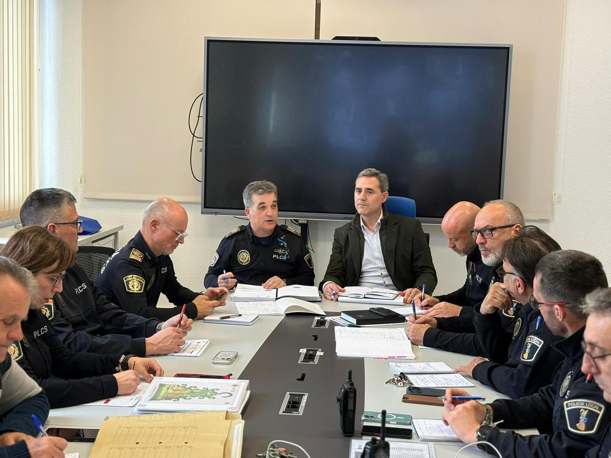 El edil de Seguridad y Emergencias, Antonio Ortolá, ha presidido la reunión con la jefatura de Policía Local.