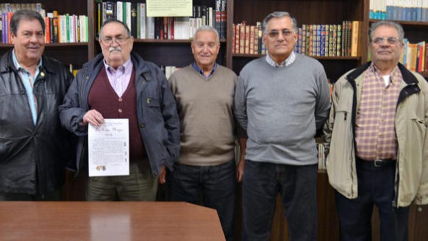 Dirigentes vecinales de La Luz con un cartel de protesta.