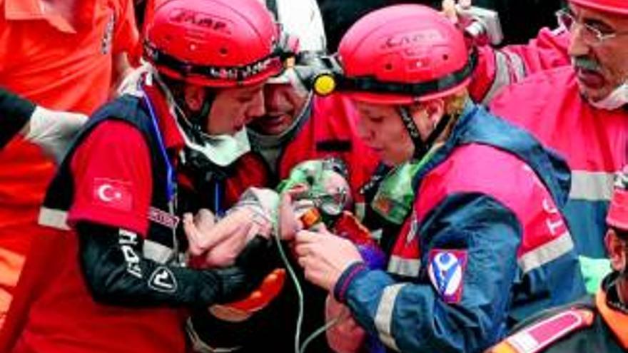 Rescatado un bebé tras estar dos días bajo las ruinas