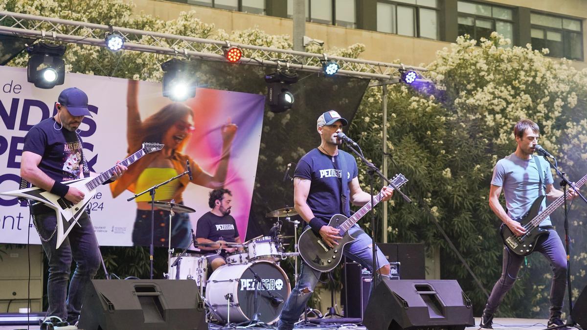 Un grupo de música actuando en una edición pasada de la Fira de Tendes, Tapes i Rock de Ontinyent.