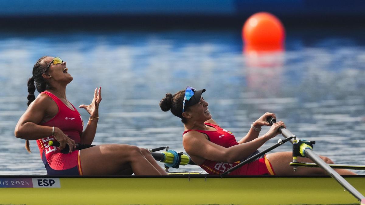 Aina Cid y Esther Briz celebrando la obtención del diploma olímpico