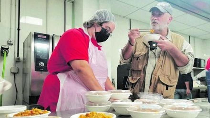 El chef José Andrés deja La Palma tras haber cocinado durante días para voluntarios y damnificados por el volcán