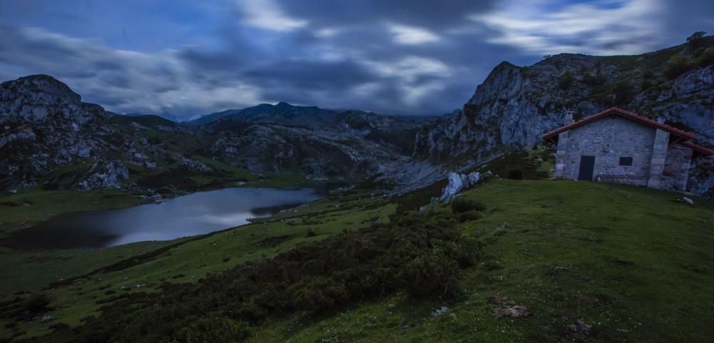 Los lagos de Asturias a plena noche