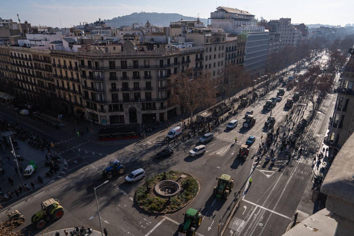 Tractores circulando por la Gran Via de Barcelona