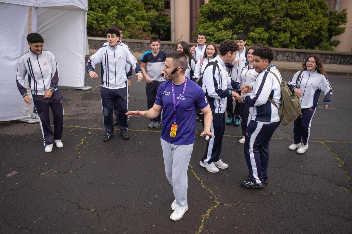 Estudiantes bailando con la música en directo del evento.