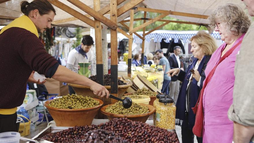 Wer es schafft, sich beim Dijous Bo zu einem Stand durchzukämpfen, wird mit einer prächtigen Auswahl lokaler Produkte belohnt.  | FOTO: NELE BENDGENS
