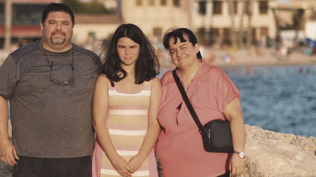 Andrés Roig y Marisol Pérez, con su hija Sara, en la playa del rodaje de 'Despechá', s'Areneta del Portitxol.
