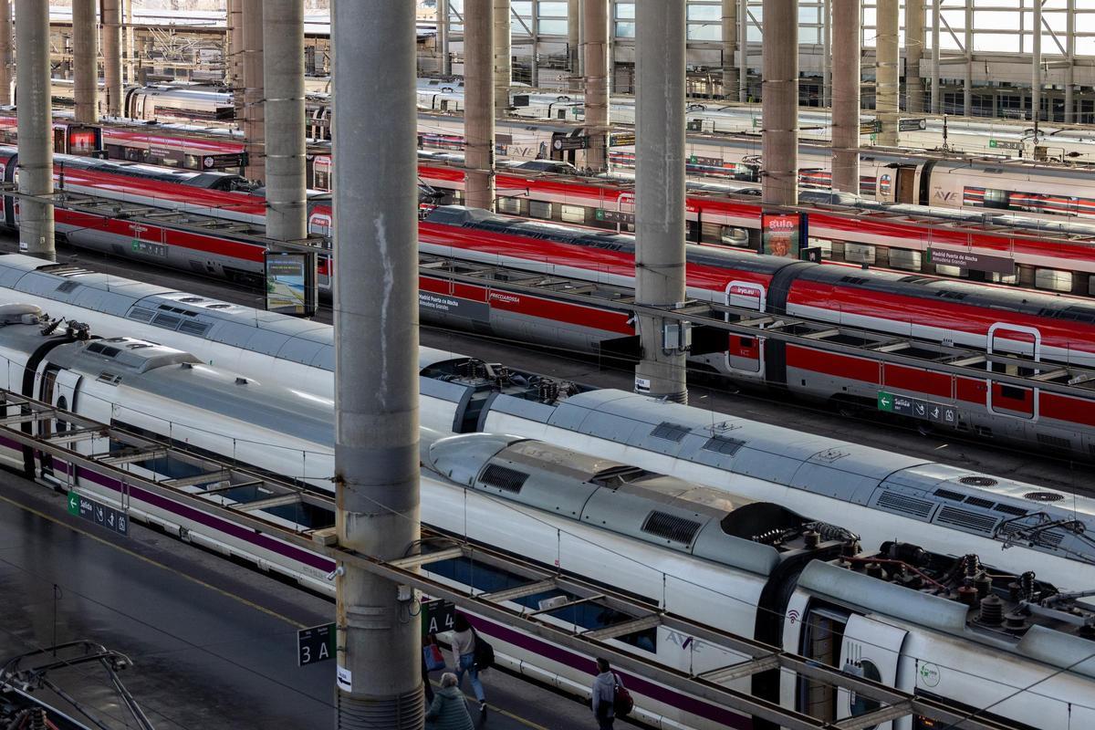 Varios trenes durante la segunda operación salida por Navidad, en la estación de tren de Atocha-Almudena Grandes, a 27 de diciembre de 2024, en Madrid (España). Hoy comienza la segunda operación salida por las Navidades, que se prolongará hasta el próximo