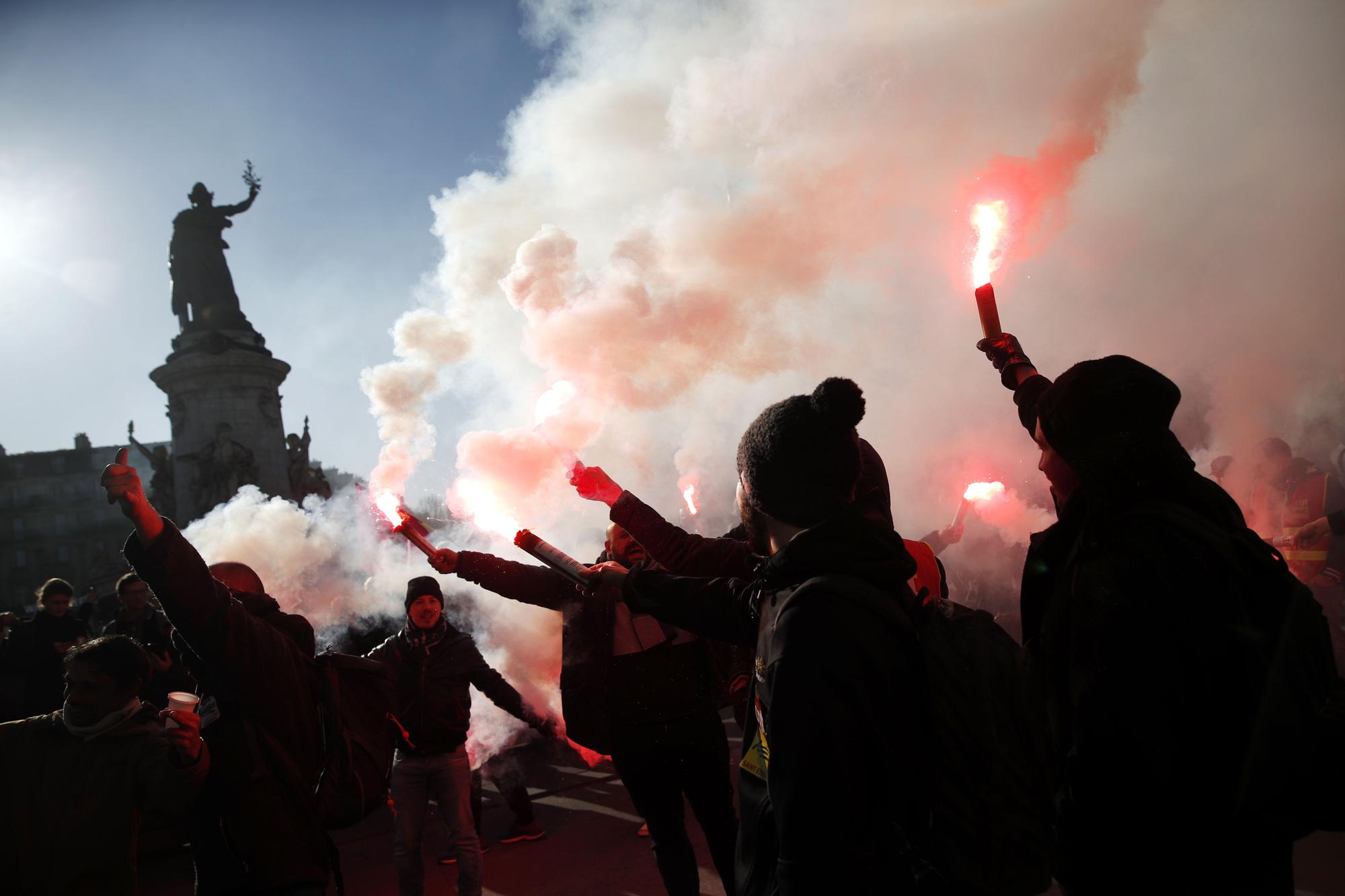 Protesta contra la reforma de las pensiones acaba con 120 detenidos en París
