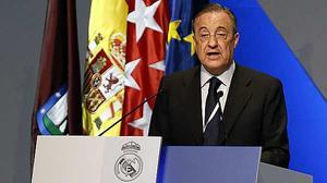 El president del Madrid no ha fet cap menció a Mourinho i sí a Ancelotti, actual tècnic, en l’Assemblea General del club.
