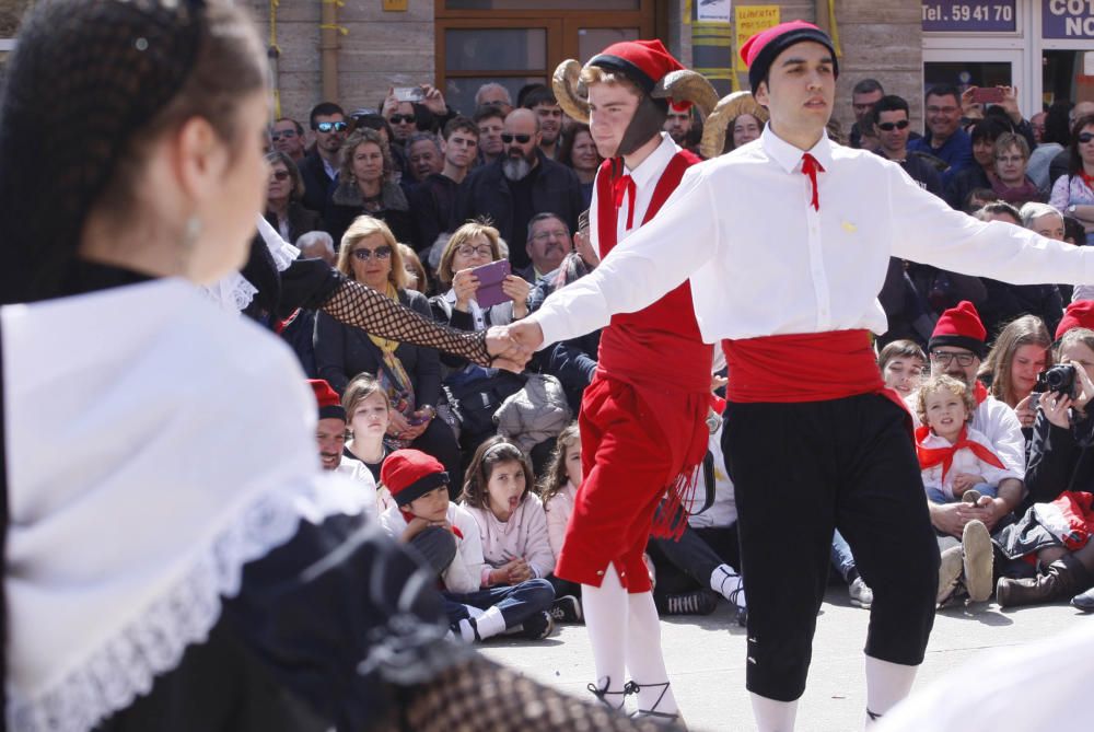 Cornellà del Terri celebra la plantada de l'Arbre i el Ball del Cornut