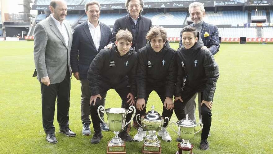 El juvenil B y los cadetes, con sus trofeos de campeones