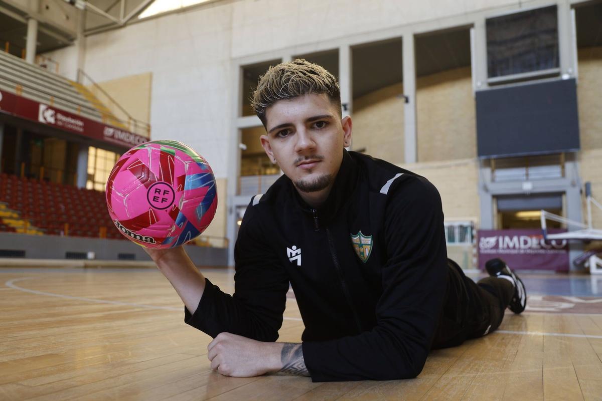 Jesús Usero, jugador del Córdoba Futsal B, sobre la pista de Vista Alegre