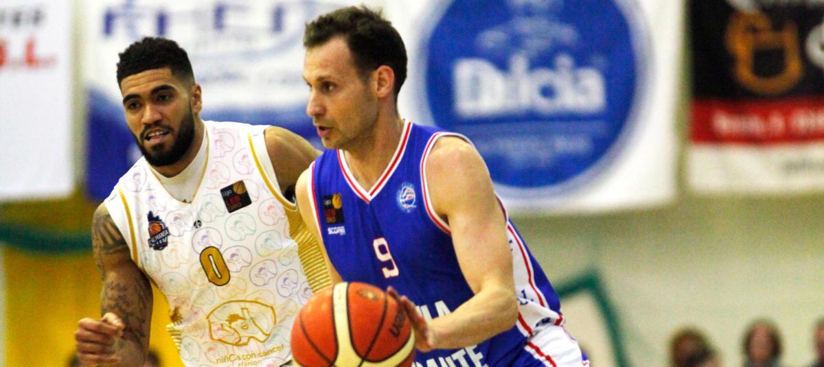 El base del HLA Alicante Pere Llompart en el últímo partido en Almansa el 7 de marzo.