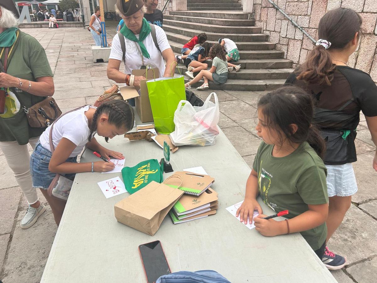EN IMÁGENES: Los niños de Nava diseñan sus dibujos para los vasos de sidra