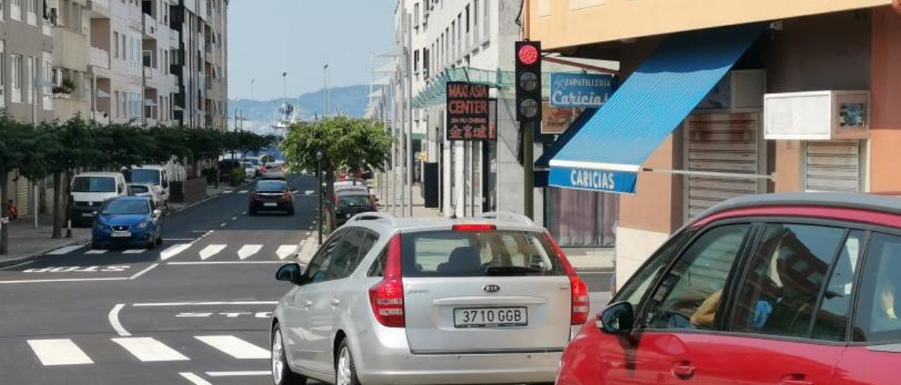 Uno de los semáforos en el cruce entre Johan Carballeira y Pazos Fontenla, en Bueu.   | // S.ÁLVAREZ