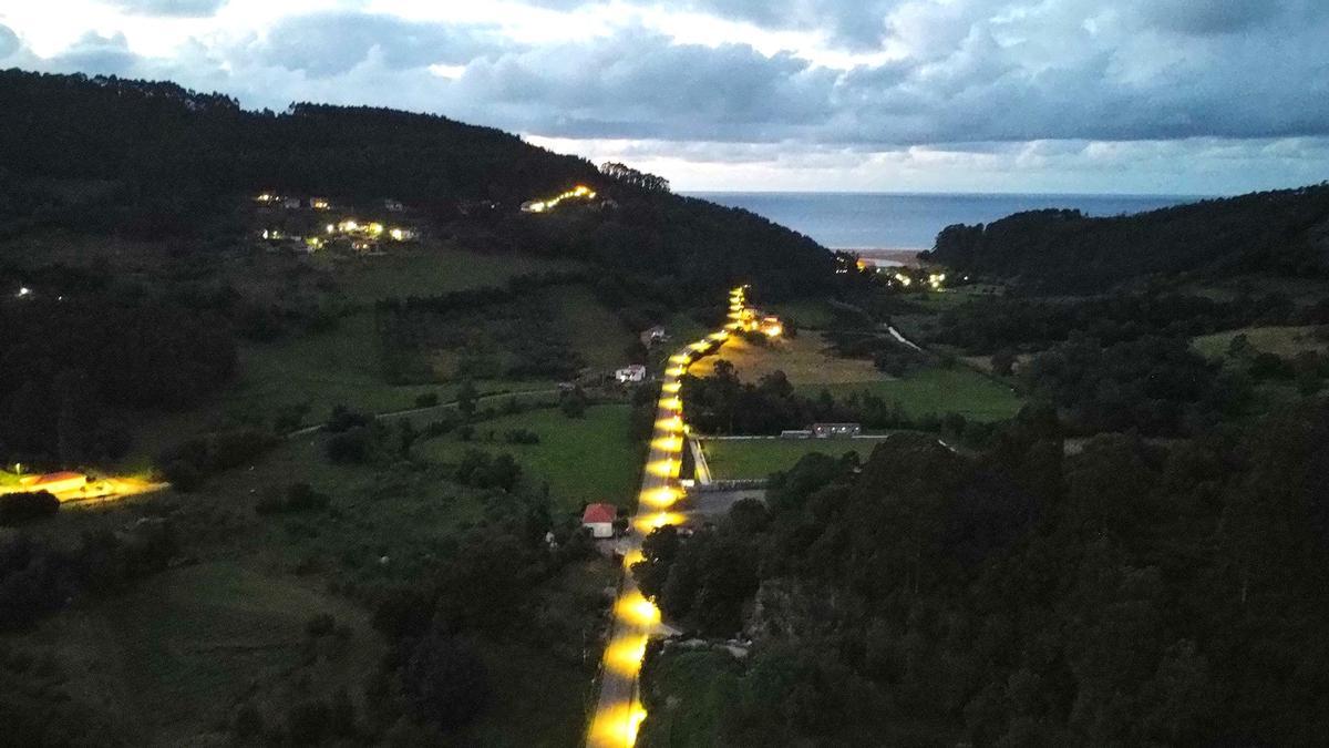 Iluminación eficiente en la vía peatonal de Colunga, en la playa de La Griega
