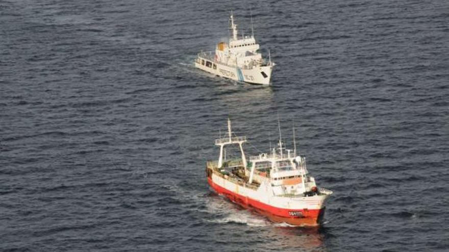 El &quot;Piscator&quot; cuando fue apresado y conducido escoltado a Puerto Madryn, en Argentina, en donde sigue.