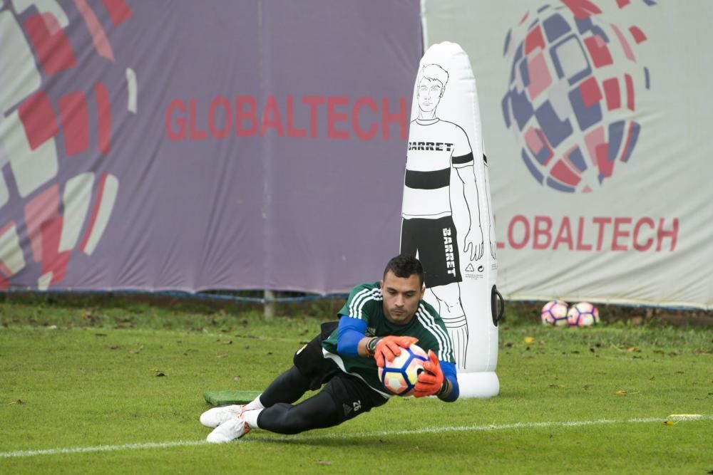 Entrenamiento del Real Oviedo con la visita del boxeador Aitor Nieto