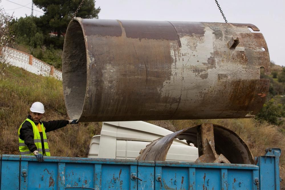 Un operario trabaja con elementos de perforación de tierra mientras continúan los trabajos para rescatar a Julen.