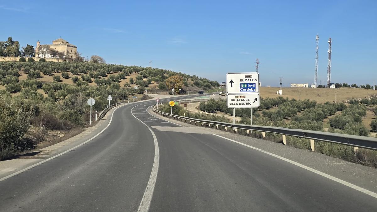 La carretera A-306, a su paso por el término municipal de Bujalance.