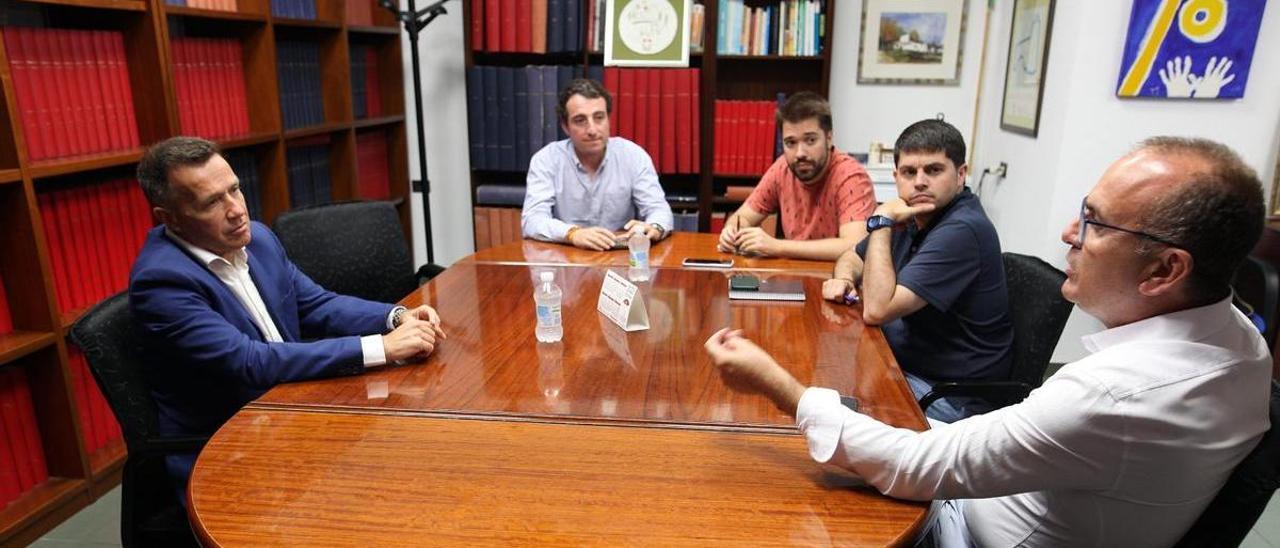 Jorge Monferrer (i) visitó la redacción de ‘Mediterráneo’ en una de sus primeras entrevistas como alcalde de Burriana.