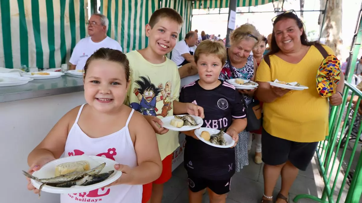 La Velá de la Fuensanta vive su día grande con colorido de fiesta y olor a sardina
