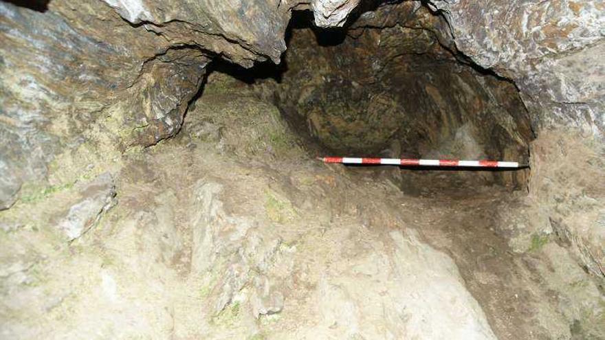 Detalle de la cueva Casa de Xan de Ghabián, en Outeiro.  // I.Picón.