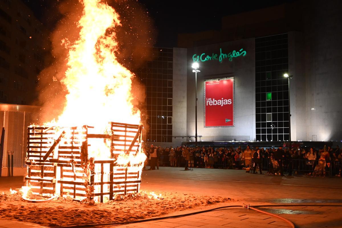 El pelele arde en la pira con la plaza Conquistadores abarrotada de público.