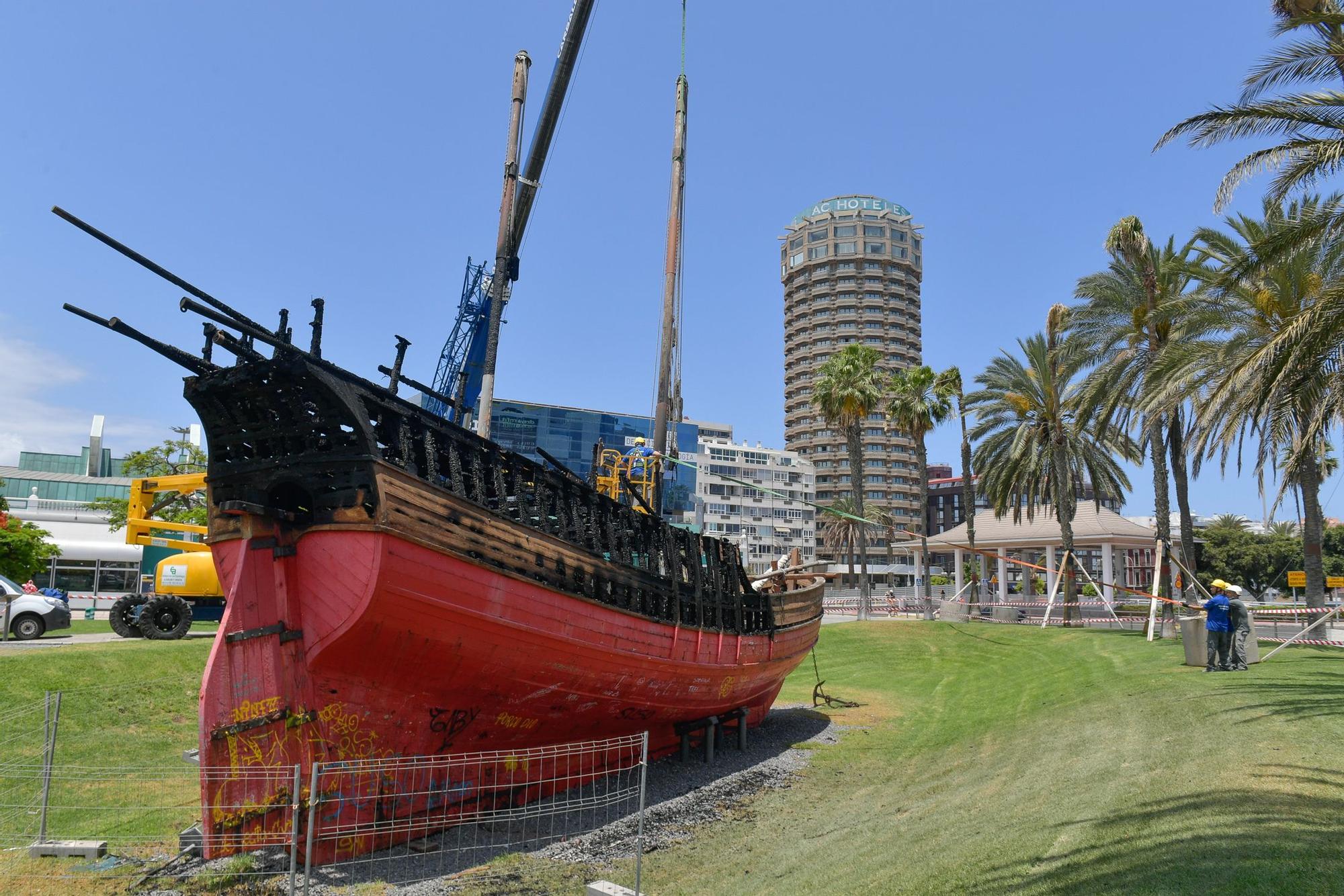 Arde la réplica de 'La Niña' en el Parque de Santa Catalina