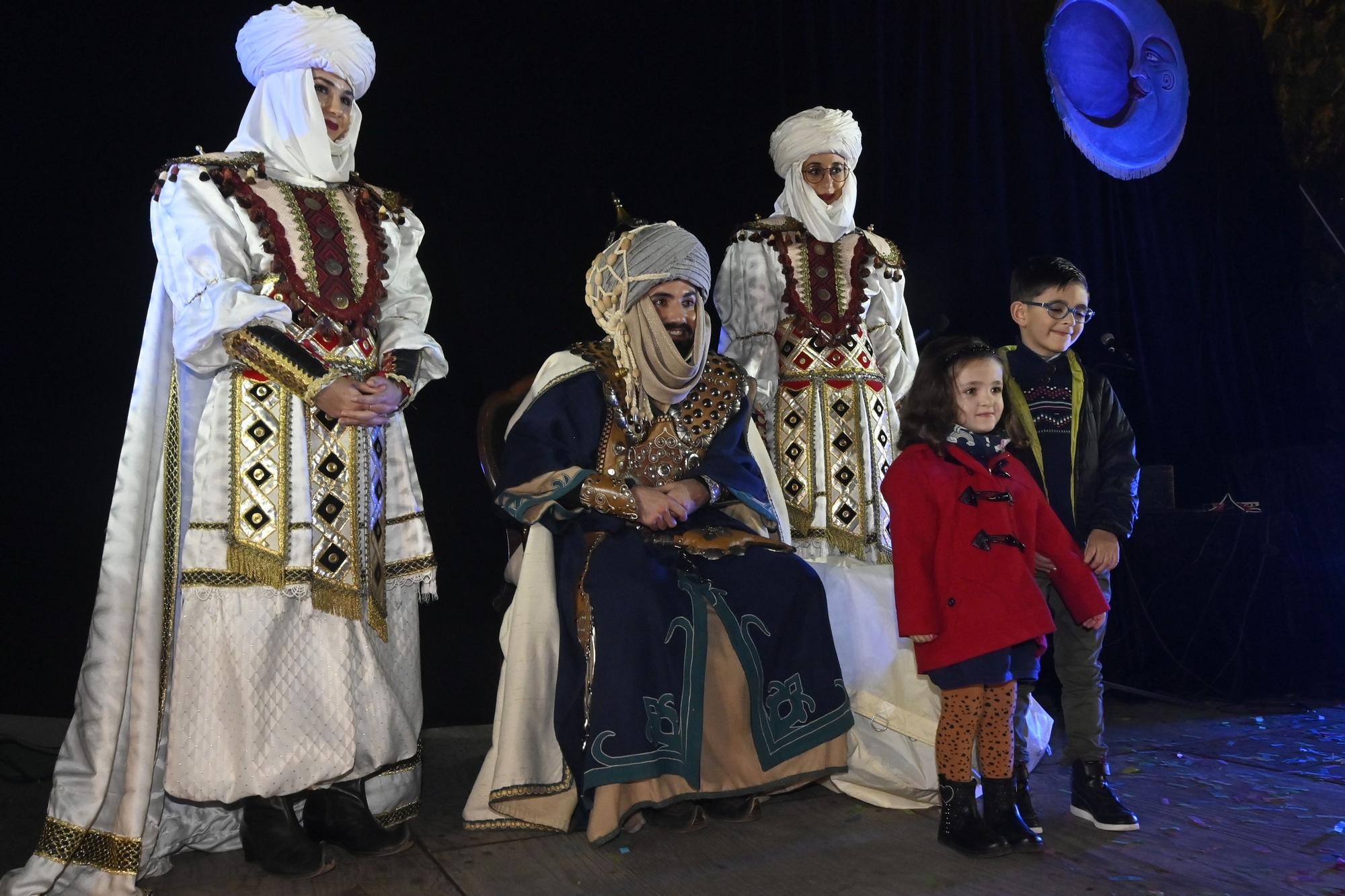 Los peques de Castelló entregan al Cartero Real las misivas con sus deseos. Encuentra tu foto.