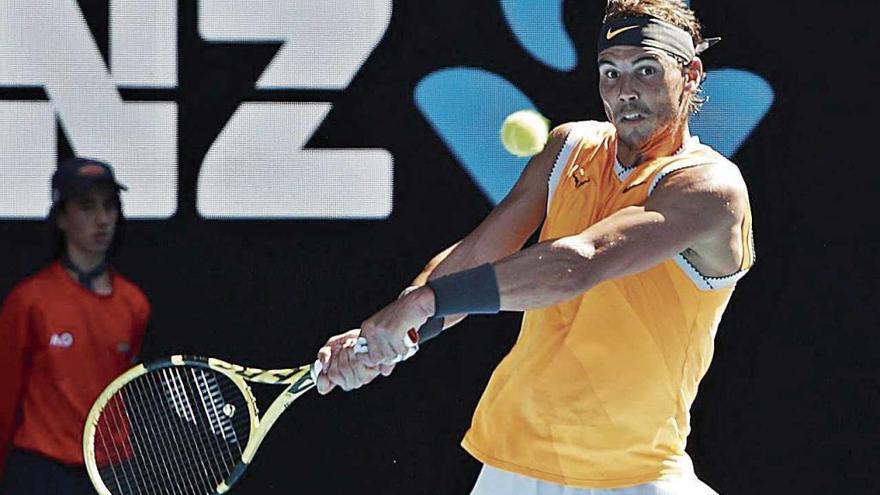 Rafel Nadal golpea de revés durante un partido en Melbourne.