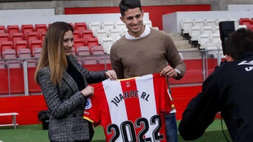 Juanpe, amb la seva companya, ahir mostrant una samarreta amb el 2022, any en què acaba el seu nou contracte amb el Girona.