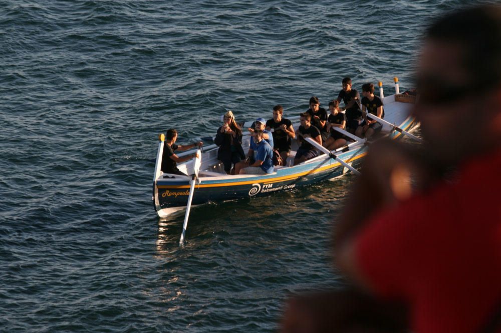 La Asociación de Amigos de la Barca de Jábega celebró el pasado lunes el solsticio de verano en la playa de La Araña con paseos en barca de jábega, sones de caracolas y lectura de poemas y relatos