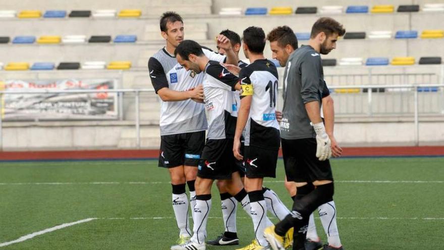 Los jugadores del Caudal celebran un tanto en el Hermanos Antuña.