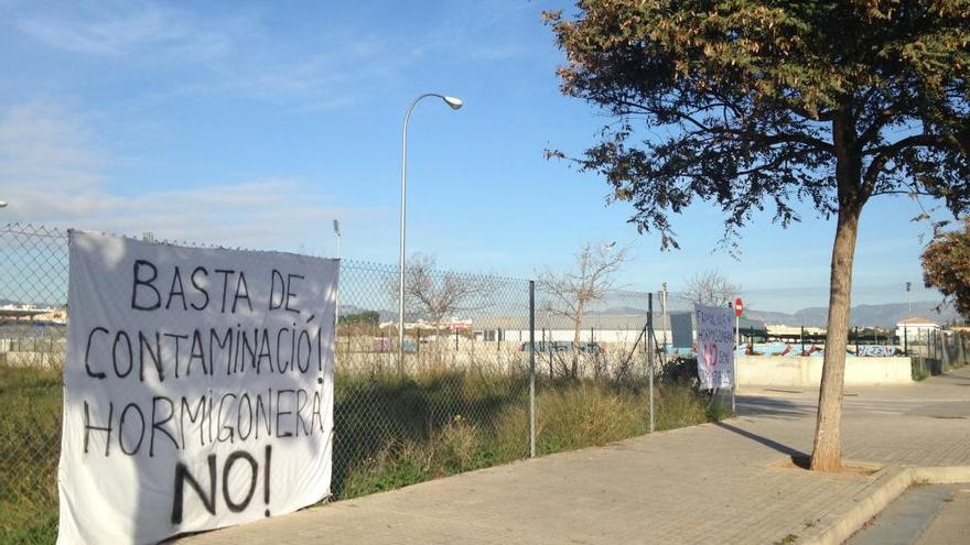 Los vecinos han colgado pancartas por Son Güells en contra de la fábrica.