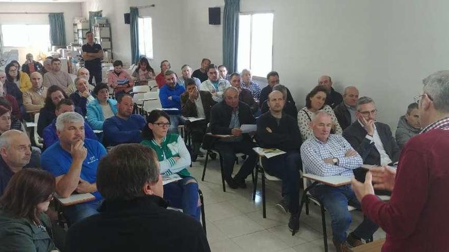 Asistentes a la asamblea de Cobideza celebrada ayer en las instalaciones de Mopán.