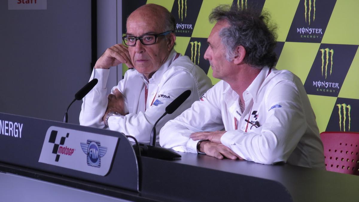 Carmelo Ezpeleta, representante de Dorna, y Franco Uncini, representante de la FIM, en la conferencia de prensa en Montmeló.