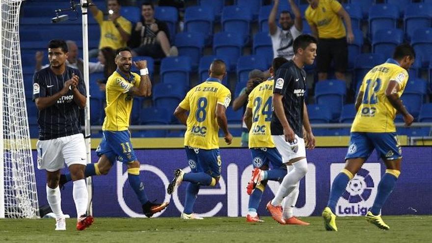 Momo, de la UD Las Palmas, celebra el gol de penalti encajado por un grave error defensivo.