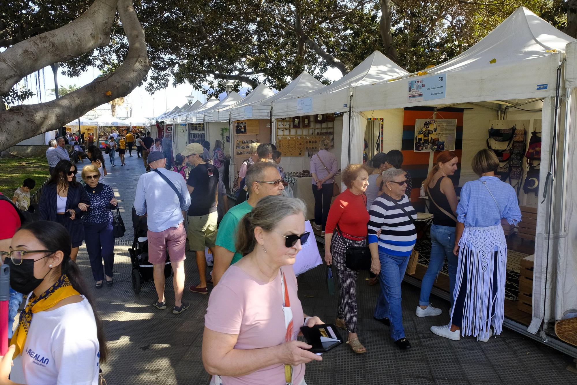 Feria de artesanía en el parque de San Telmo