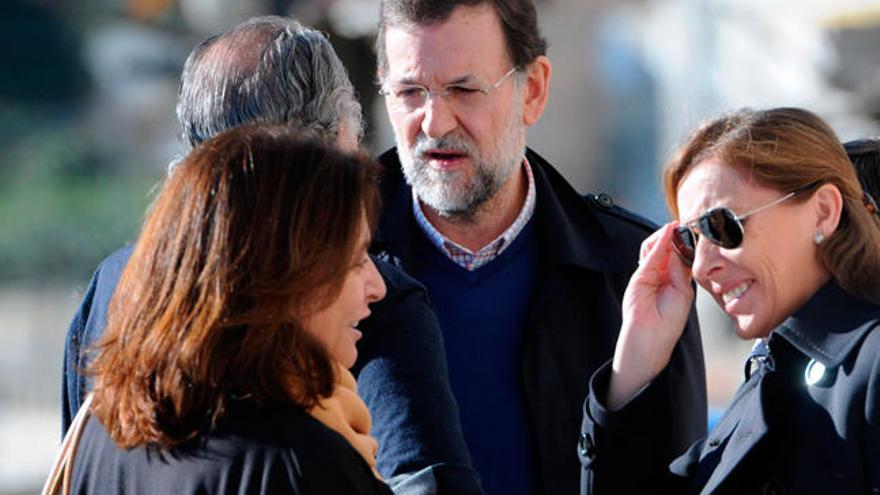 Rajoy y su mujer, Viri, durante uno de sus paseos por Sanxenxo. //G. Santos