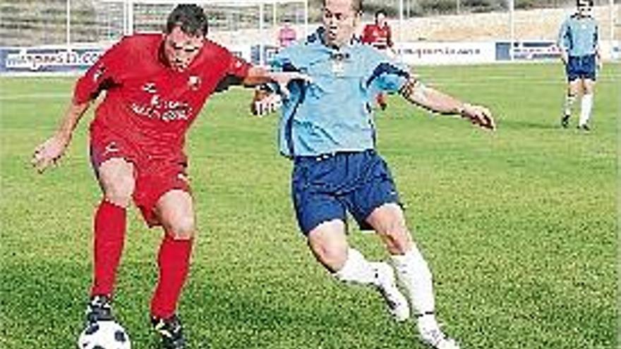 El Vilajuïga lluita per la pilota en un moment del partit.