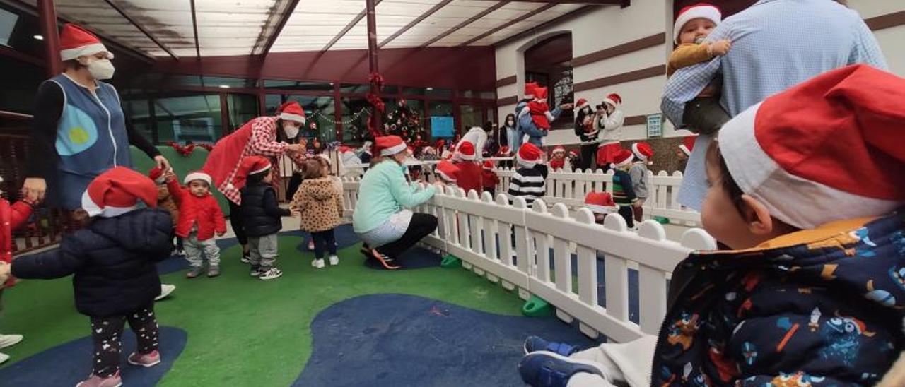 La fiesta de Navidad de los pequeños de la escuela infantil “Les Xanes” de Mieres. | A. V.