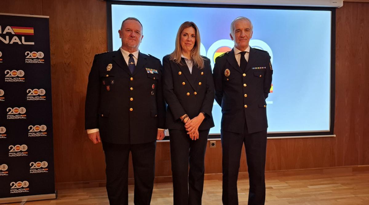 La alcaldesa Paloma Tejero junto a Javier Galván, a su derecha, y Celso Galván, el nuevo comisario, a su izquierda