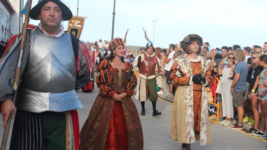 Carlos V regresa a Tazones, que celebra cuarenta años de la recreación histórica
