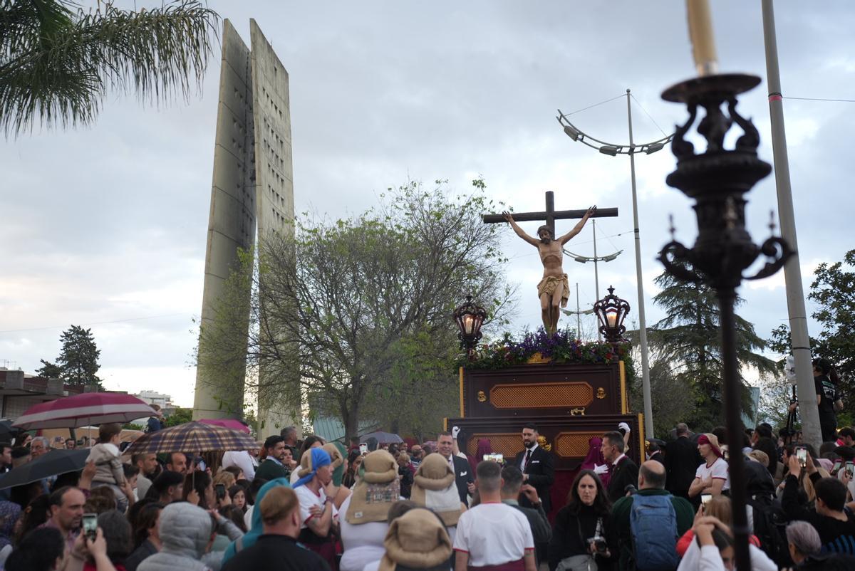 La salida del Cristo de las Lágrimas, en imágenes