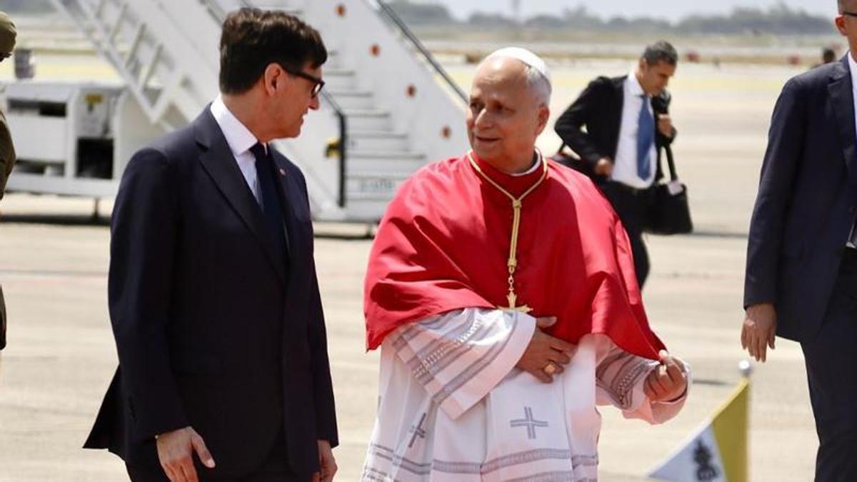 El papa Lleó XIV amb el president de la Generalitat, Salvador Illa, just després d'aterrar a l'aeroport del Prat