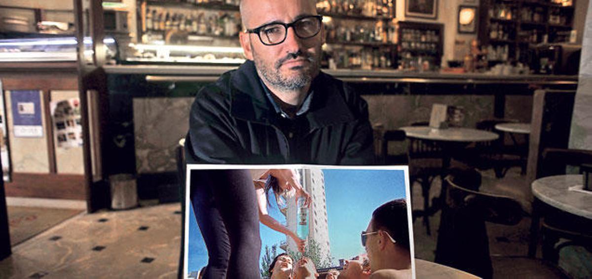 Javier Izquierdo, ayer, en Palma, con una de las fotografías que hizo en Magaluf.