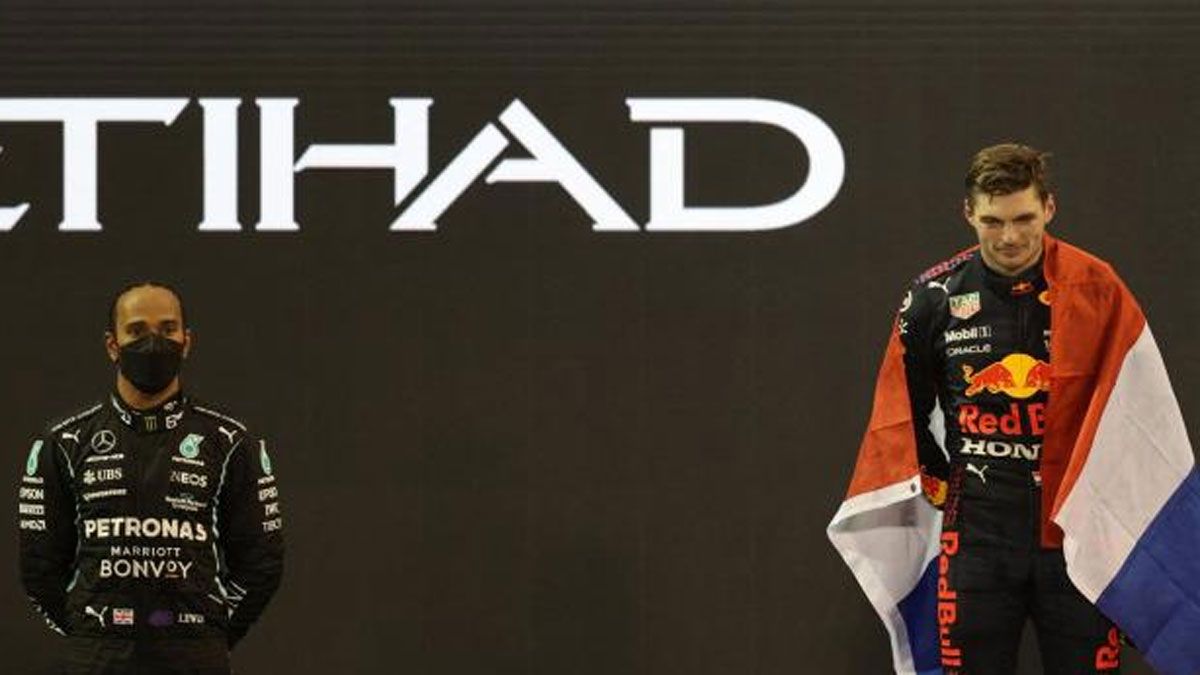 Hamilton y Verstappen , en el podio de Abu Dhabi